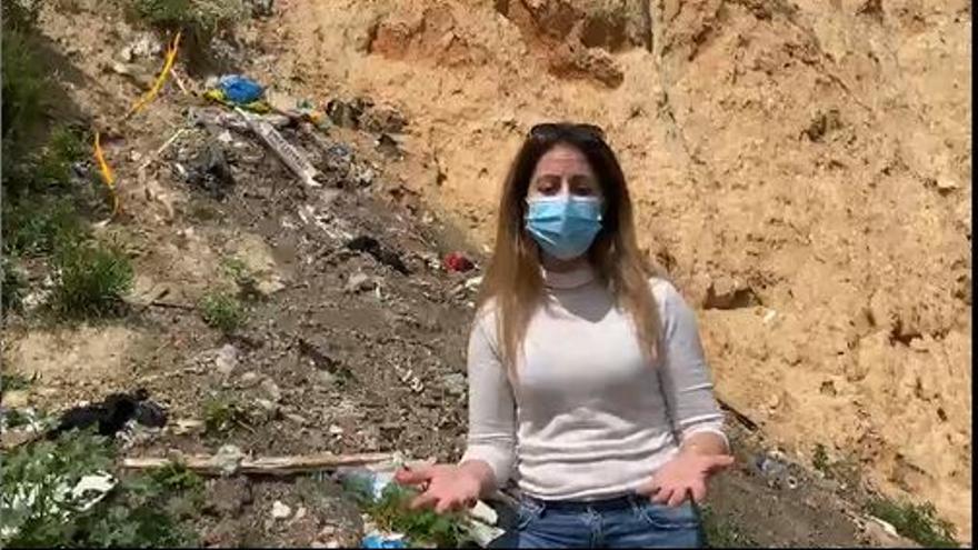 La concejala Inma Mora denuncia el estado de suciedad en la ladera del río