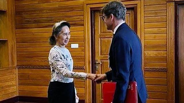 La dirigent birmana Aung San Suu Kyi rep el representant de la Creu Roja Arnaud de Baecque, ahir. | OFICINA D’INFORMACIÓ I PREMSA DE PRESIDÈNCIA DE BIRMÀNIA / AFP