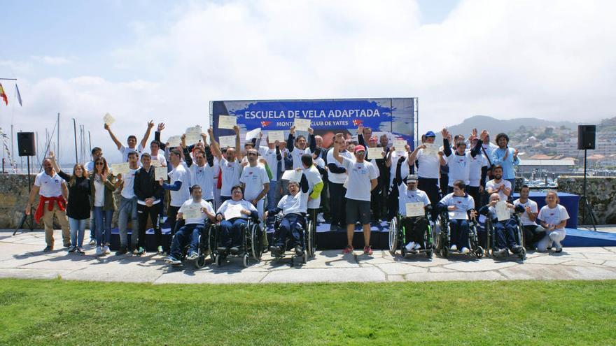 Foto de familia de los participantes en la clausura del curso de vela adaptada.