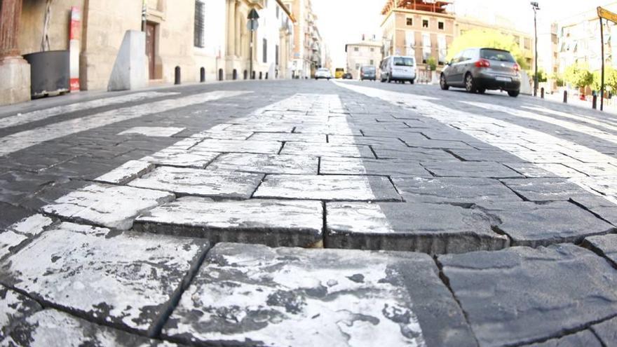 Adoquines en mal estado que serán sustituidos en la plaza de San Agustín de Murcia.