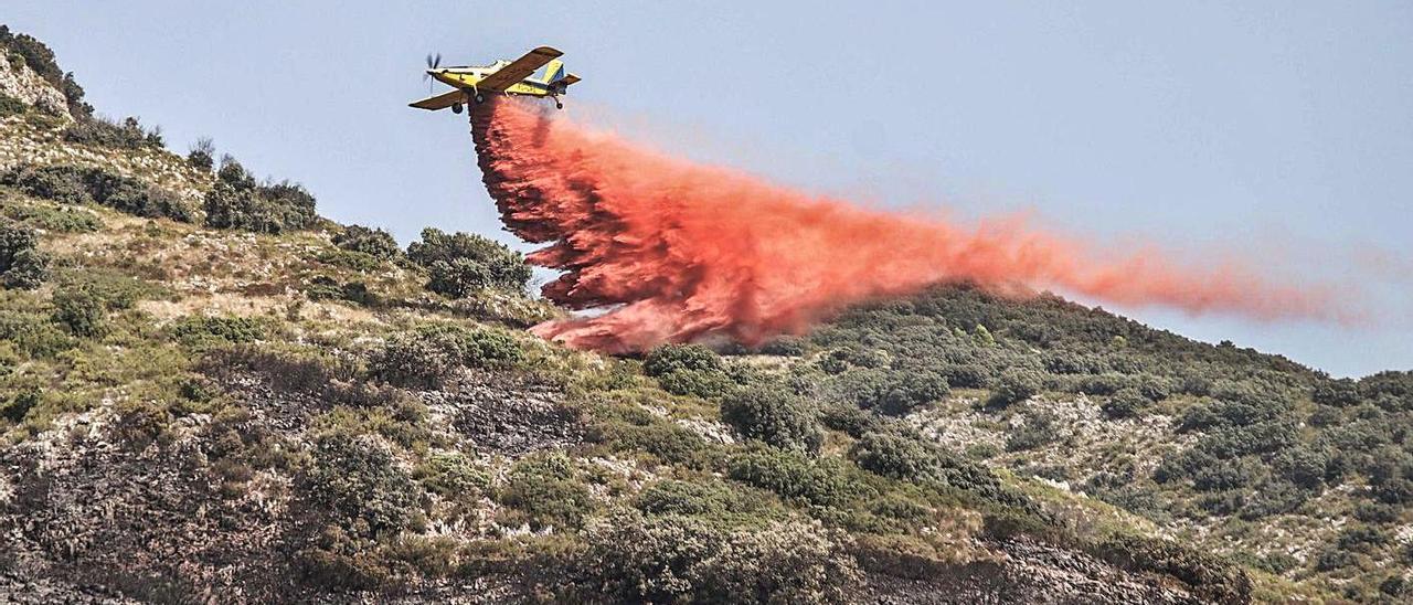 Un avión trabajando en la extinción de un incendio en Vall de Gallinera,  en una imagen de archivo. | JUANI RUZ