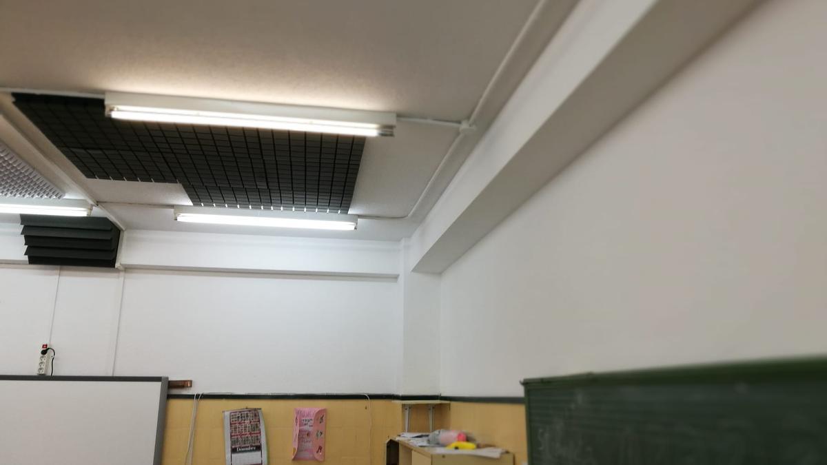 Interior de una de las aulas que se ha pintado.