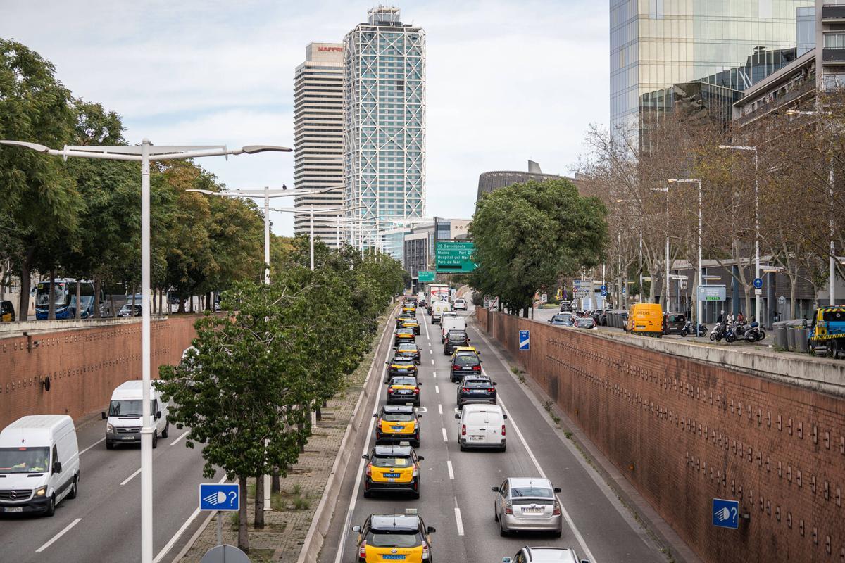 La Ronda Litoral (B-10) durante la marcha lenta de taxistas de este miércoles