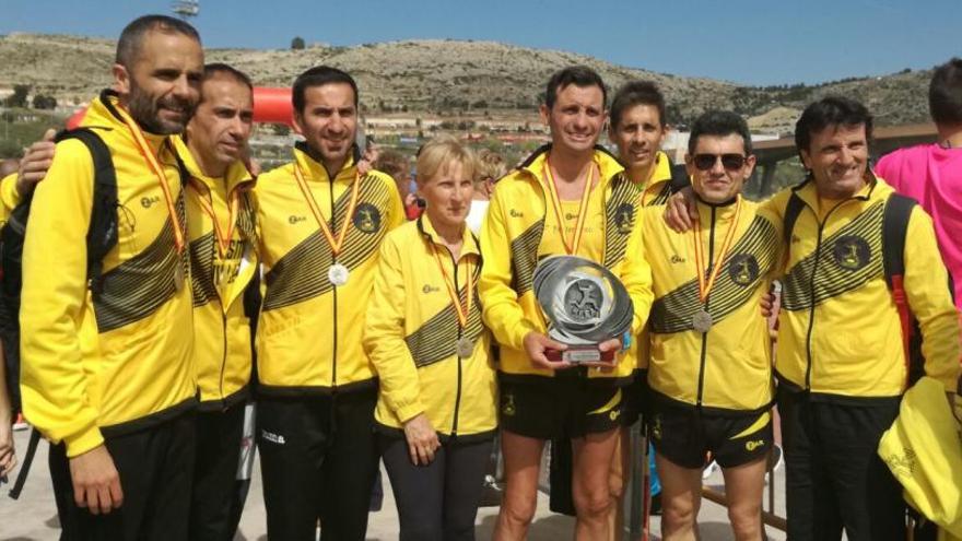 Los atletas del Crevillent con sus medallas