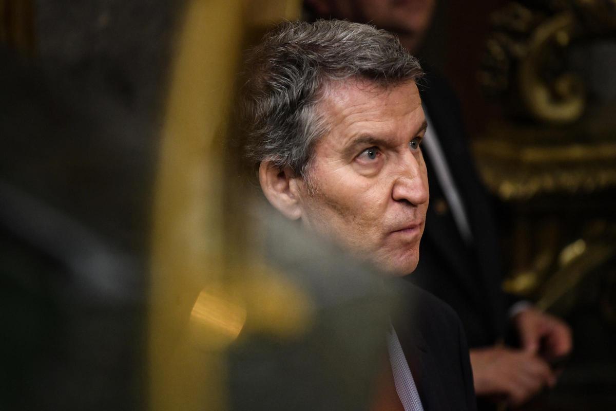 Archivo - El presidente del Partido Popular, Alberto Núñez Feijóo, durante una sesión plenaria en el Congreso de los Diputados, a 10 de abril de 2025, en Madrid (España)