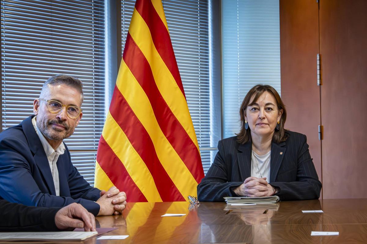 El nou director de Rodalies de Catalunya, el bagenc Òscar Playà, i la consellera de Territoti, Sílvia Paneque