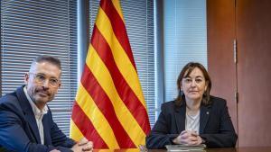 La consellera de Territoti, Sílvia Paneque, junto al nuevo director de Rodalies de Catalunya, Òscar Playà, cargo que simultaneará con el de consejero delegado de la nueva empresa mixta.