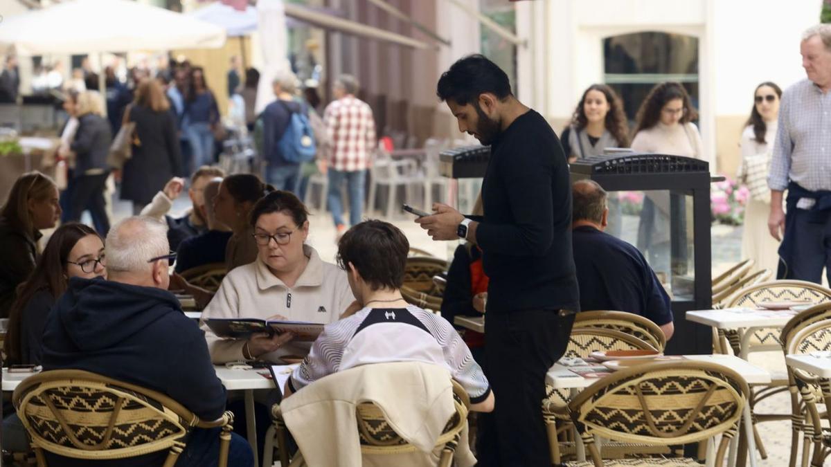 Clientes en una terraza del centro de Málaga.