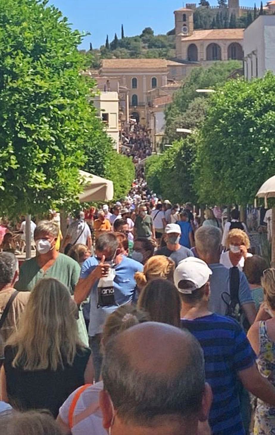 Aglomeraciones de visitantes, ayer en el mercado de Artà. | DM