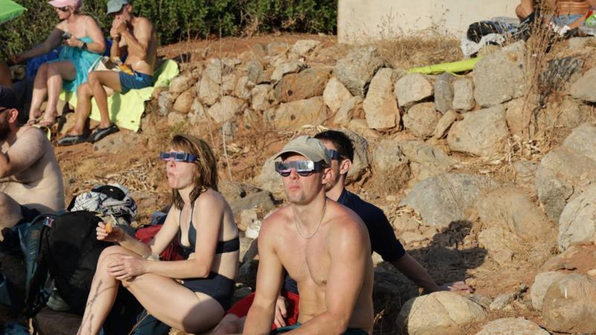 Varias personas preparadas para ver el eclipse en el Port des Canonge.