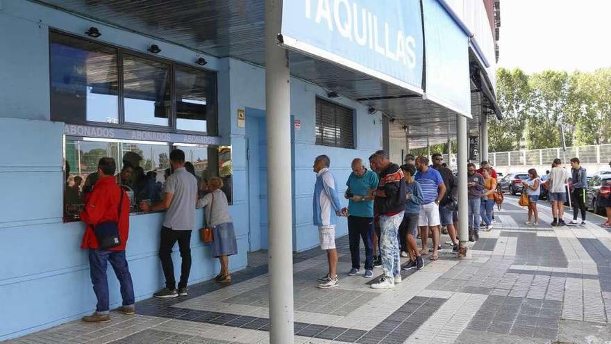 Los abonados sacan invitaciones para el partido ante la Roma en Balaídos. // Ricardo Grobas