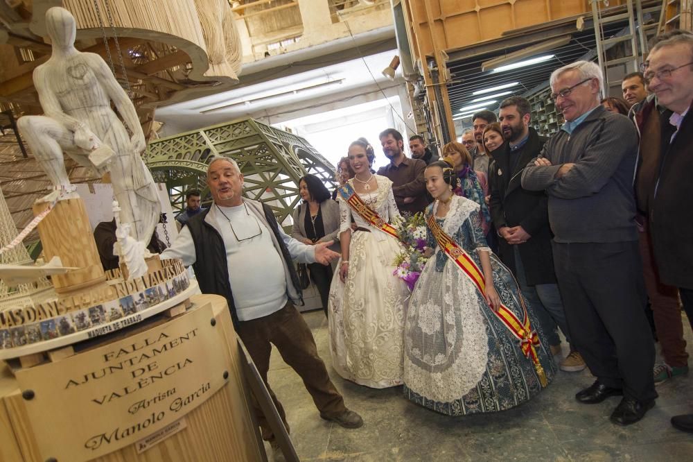 Visita de Ribó y las Falleras Mayores a la Ciudad del Artista Fallero