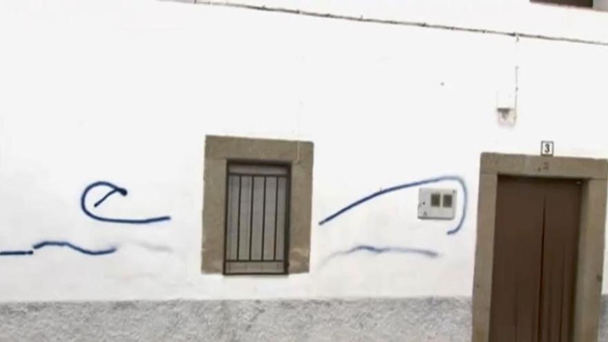 Pintadas en la fachada de la casa de un edil del PSOE, que el grupo atribuye a la moción de censura presentada contra la ex regidora del PP. 