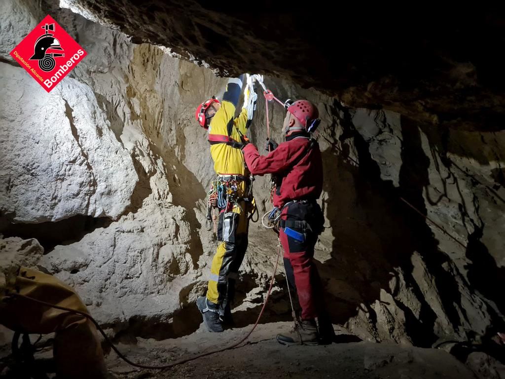 Así ha sido el duro rescate para atender a un escalador lesionado en una cueva de Monóvar