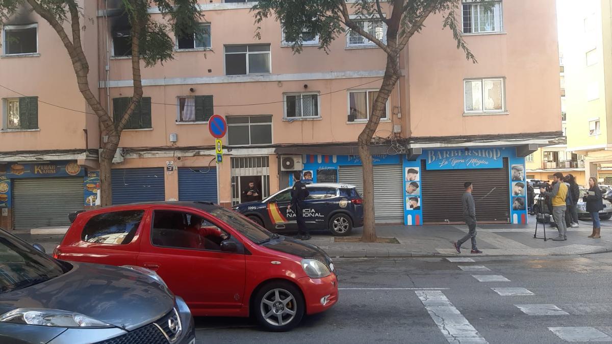 Agentes de la Policía Nacional junto al piso ncendiado Son Gotleu causado, al parecer, por la dueña.