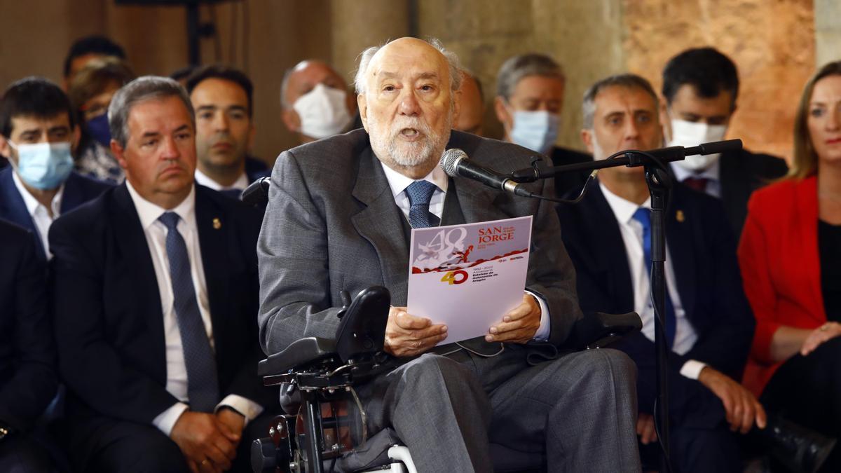 El fundador de &#039;Andalán&#039;, Eloy Fernández Clemente, lee su discurso como premio Aragón 2022 en el acto institucional en las Cortes de Aragón.