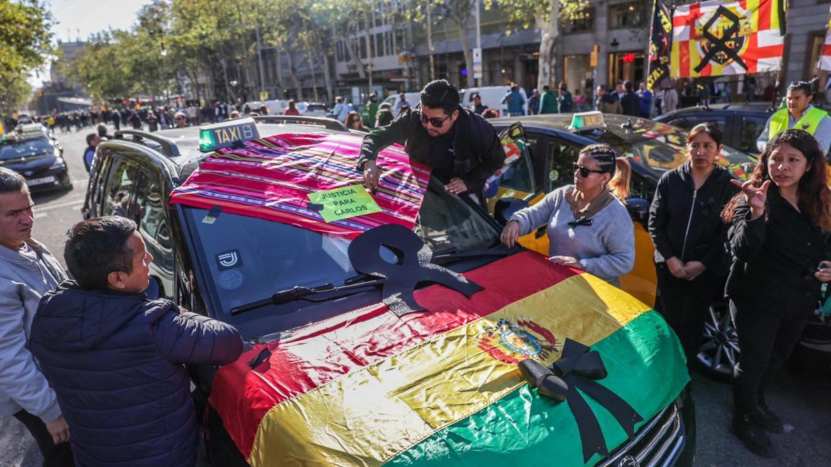 Familiares de Carlos, el taxista que murió tras ser agredido, en la marcha lenta de taxis de Barcelona