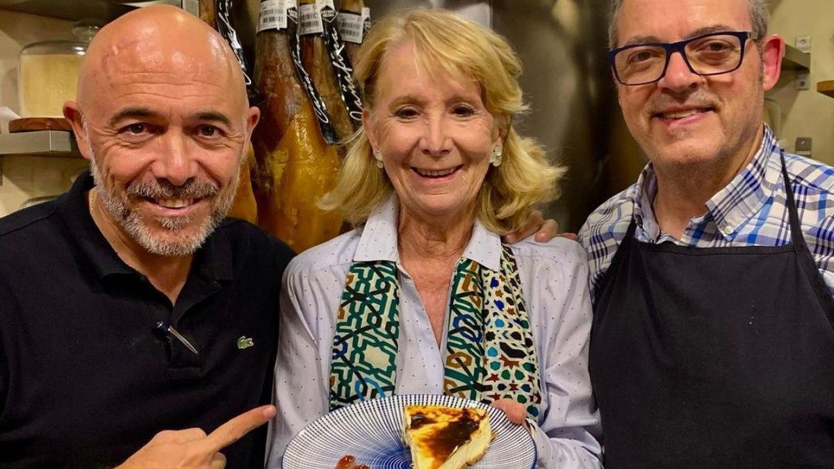 Esperanza Aguirre posa con la tarta de queso de El Sardi.