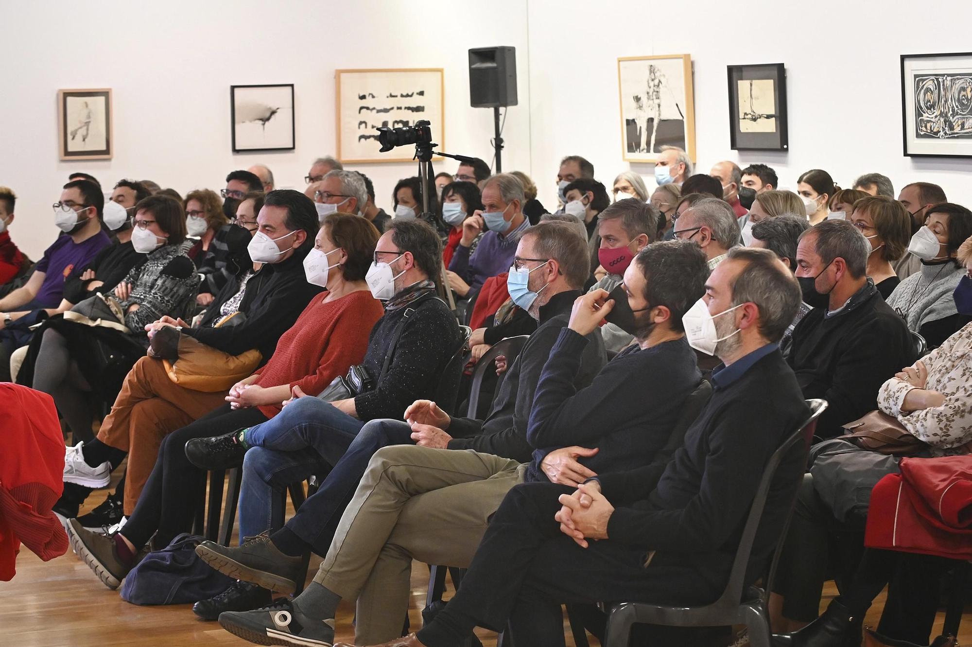 Casi un centenar de castellonenses no quisieron perderse la oportunidad de escuchar al director del Reina Sofía.