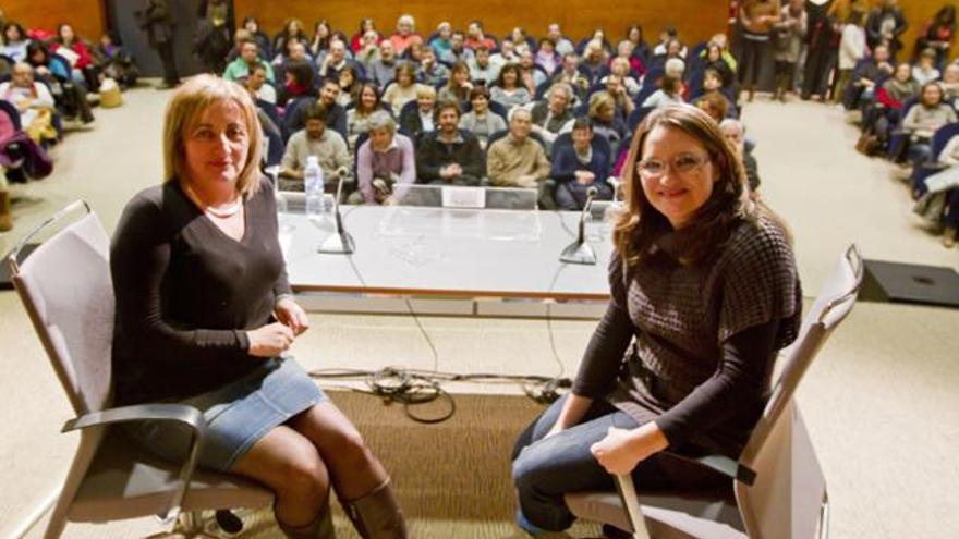 Fanny Tur y Mònica Oltra al iniciarse el acto.