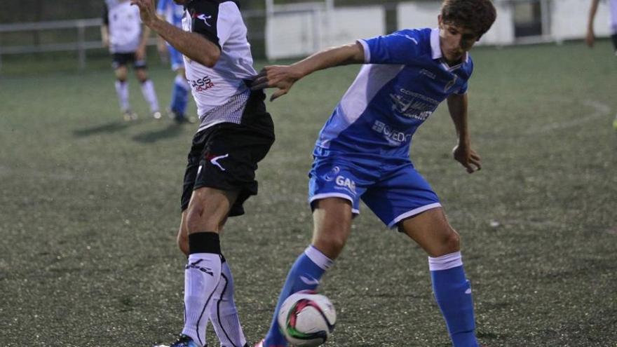 Óscar Pérez y David González disputan el balón.