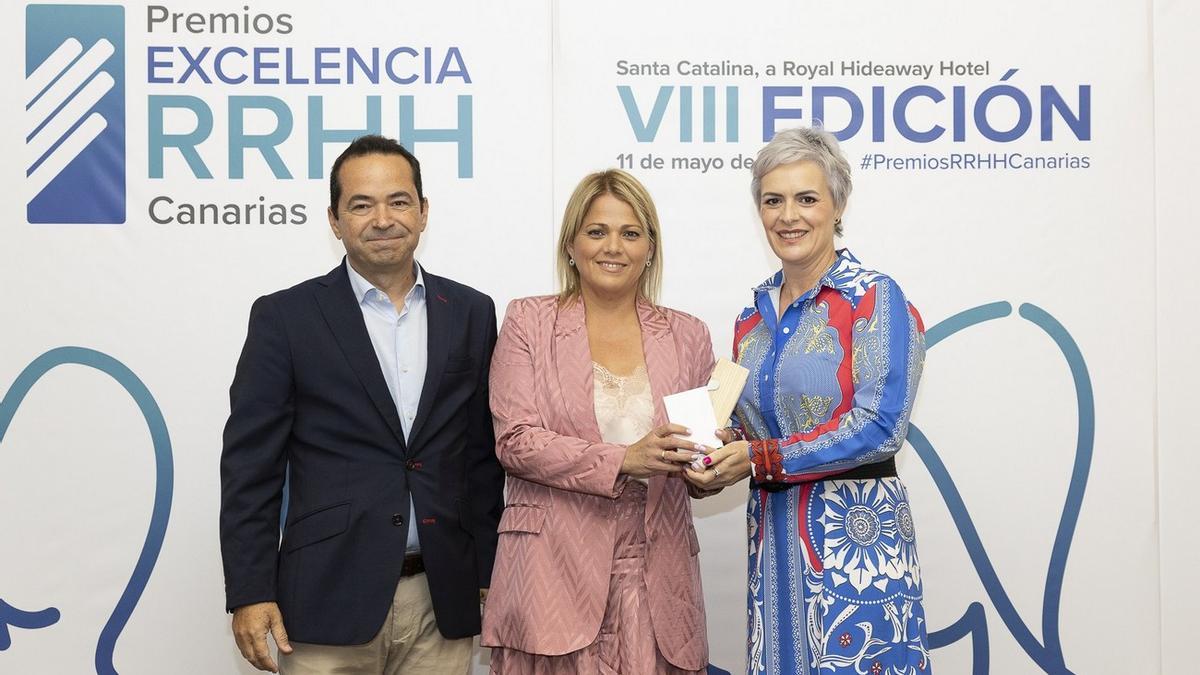 Davinia Domínguez y Virginia Ávila fueron las encargadas de recoger este premio.