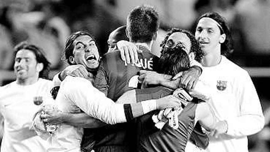 Los jugadores del Barcelona celebran el triunfo ante el Sevilla.