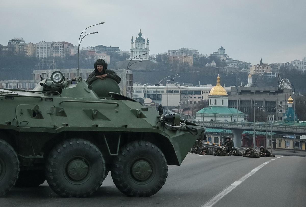 Soldados de la Guardia Nacional de Ucrania toman posiciones en el centro de Kiev.