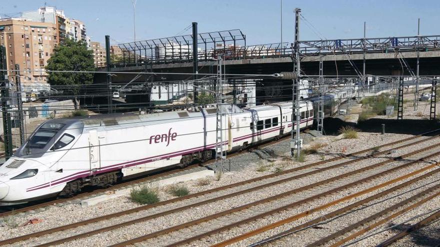 Un tren, llegando a Valencia.