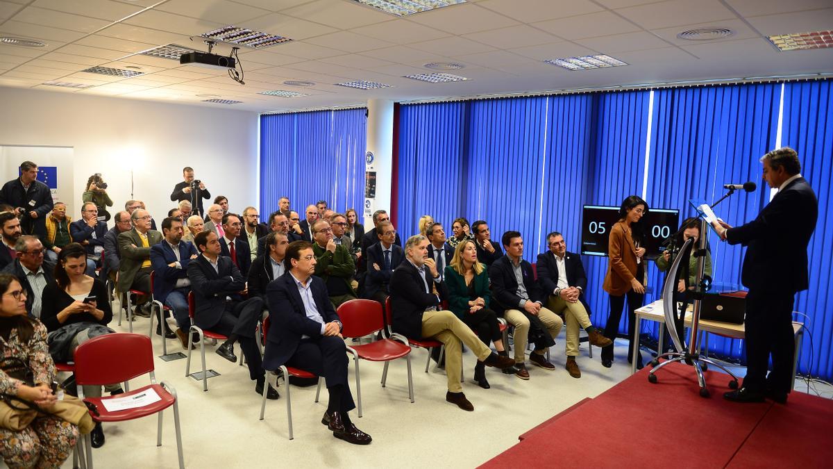 Vara y el alcalde, en la reunión de Cámaras de Comercio en Plasencia por el tren Ruta de la Plata.