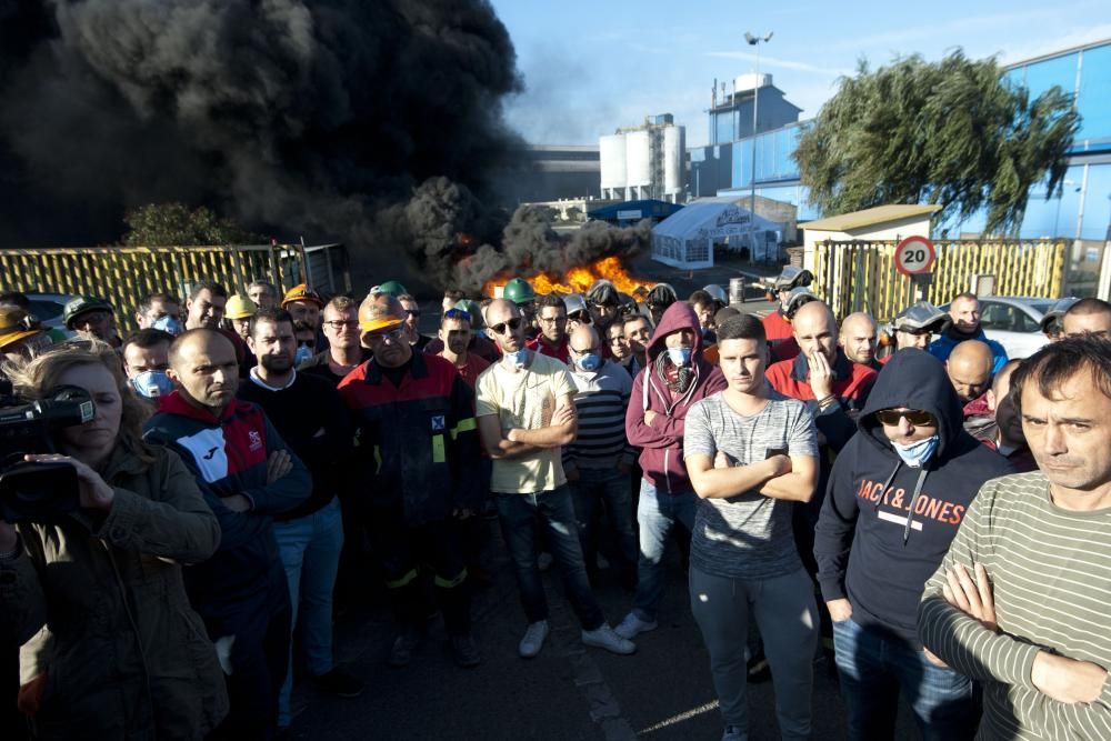 Al  "retén" de trabajadores en los accesos de la fábrica se suman las concentraciones que de lunes a jueves, por la tarde, mantendrán ante la planta de A Grela.