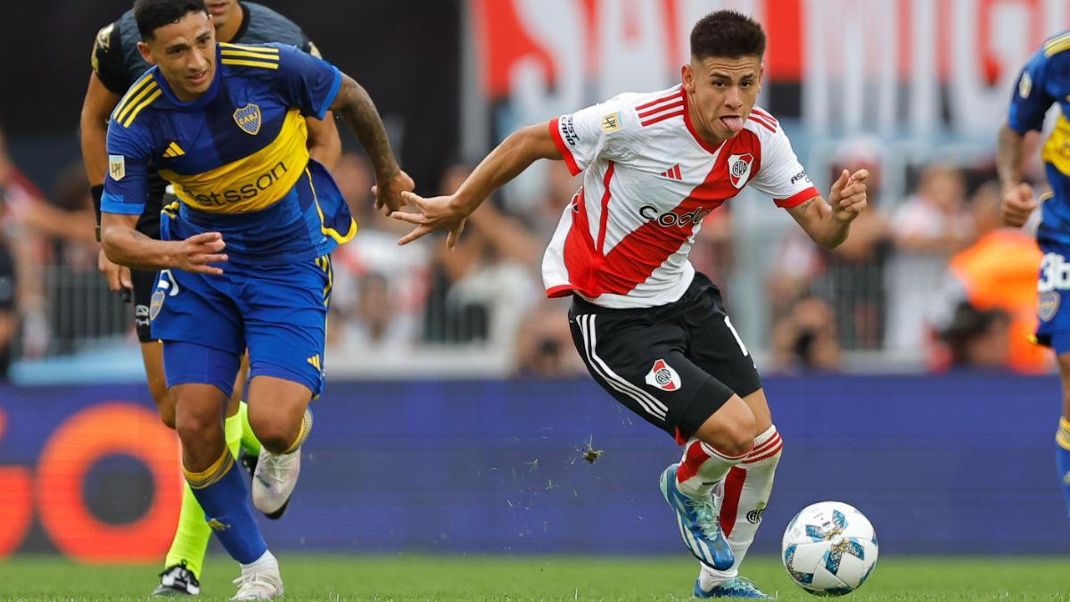 Claudio Echeverri, durante un partido con River Plate ante Boca Juniors