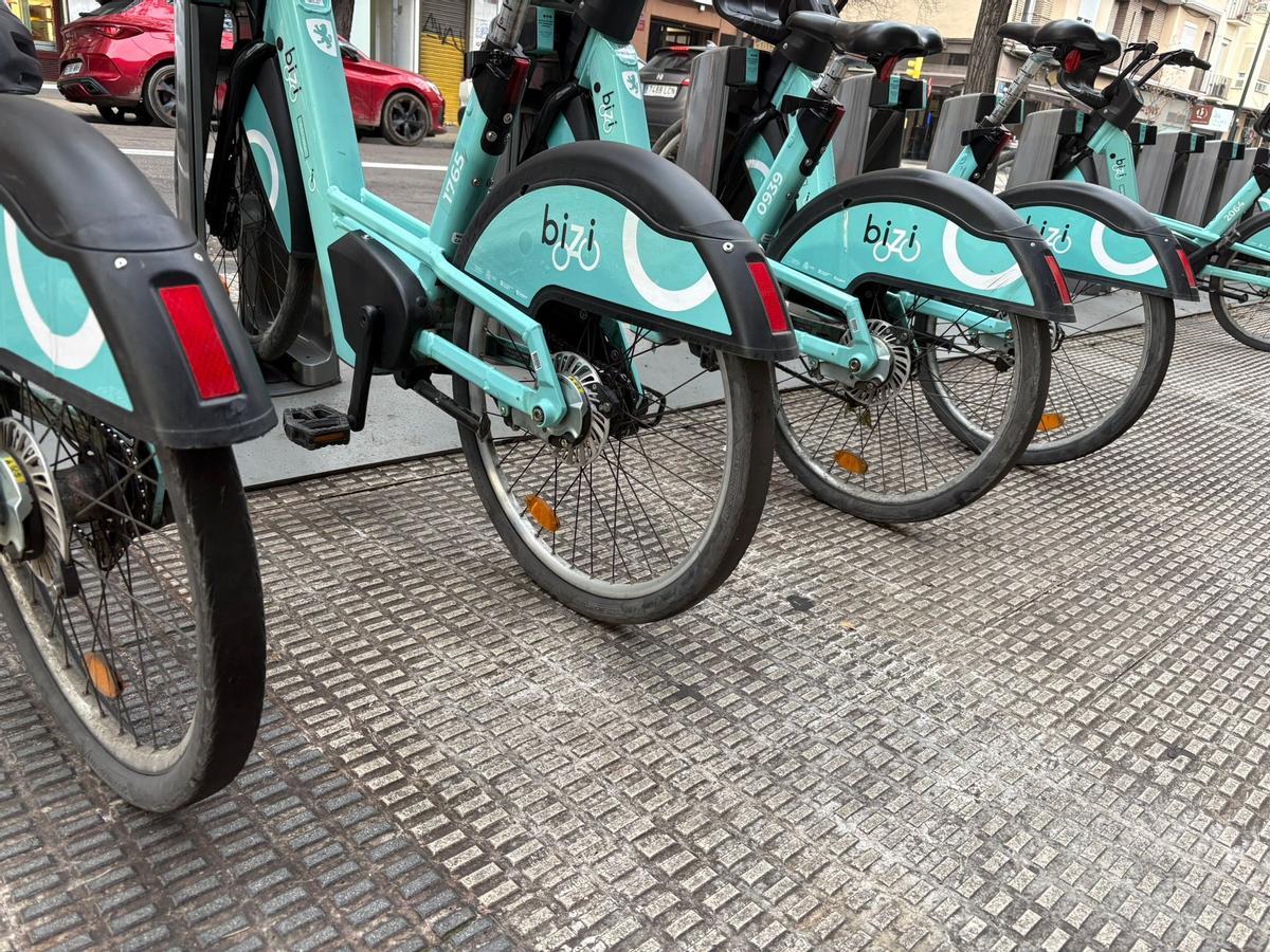 Estado de las ruedas en una estación del Bizi, este mismo martes.