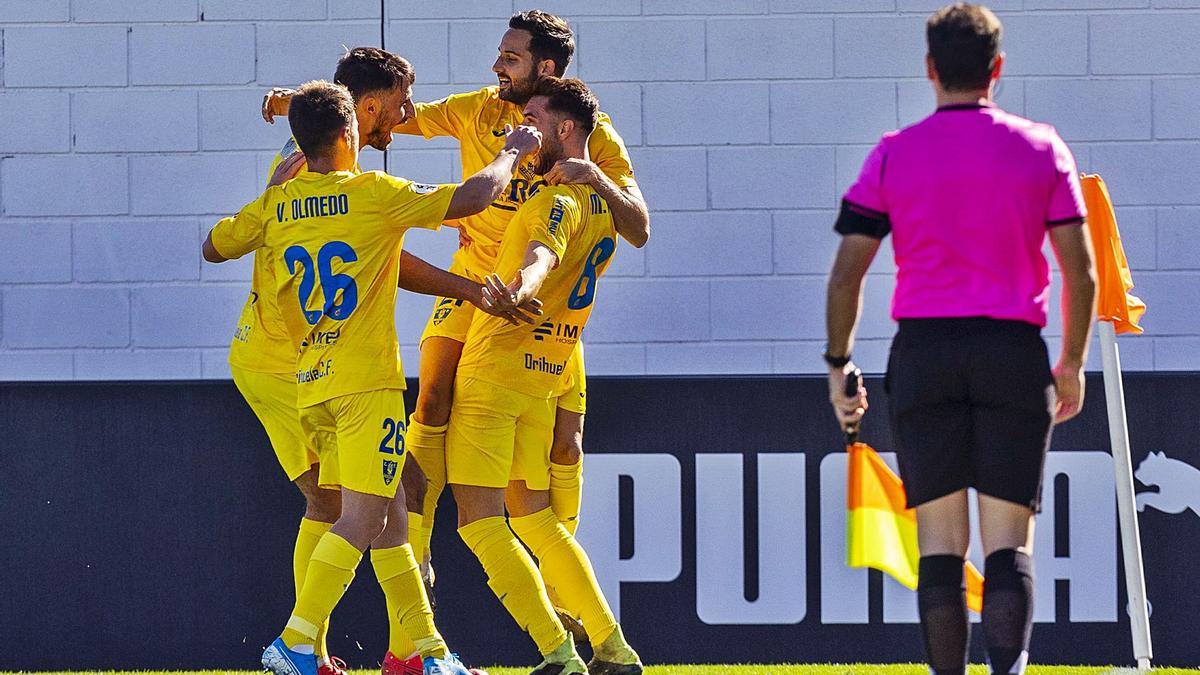 Los jugadores del Orihuela celebran el gol de Miguel Marí que adelantaba a su equipo en València. |