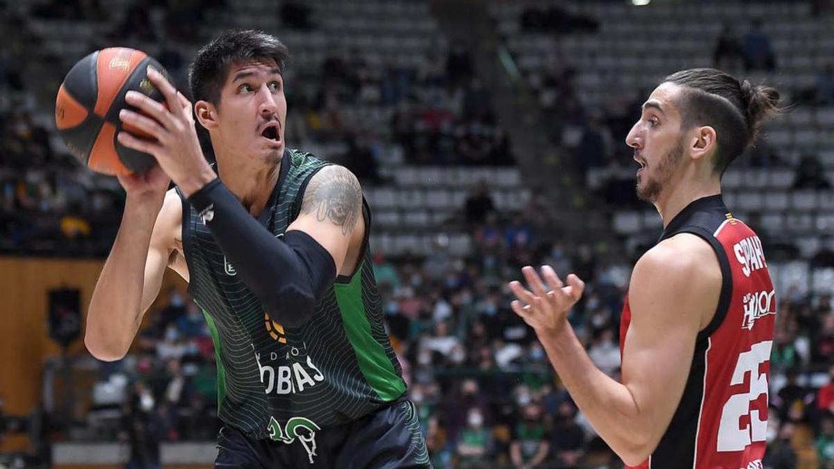 Sipahi defiende a Willis, del Joventut.