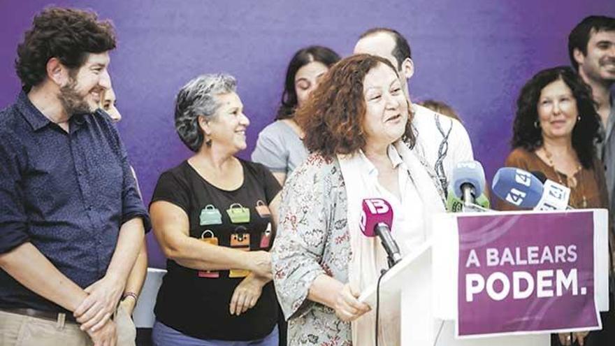 Mae de la Concha ayer en su primera comparecencia como líder de Podemos. A su lado, un sonriente Alberto Jarabo.