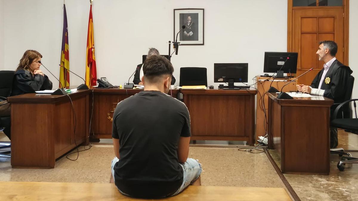 El joven condenado, durante el juicio celebrado en un juzgado de lo penal de Palma