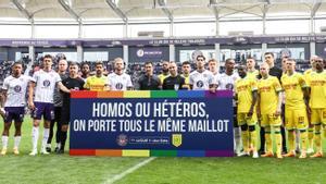 Jugadores del Toulouse y el Nantes, este domingo contra la homofobia.
