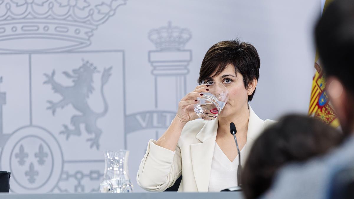 La ministra de Vivienda y Agenda Urbana, Isabel Rodríguez, bebe agua durante una rueda de prensa posterior a la reunión del Consejo de Ministros.