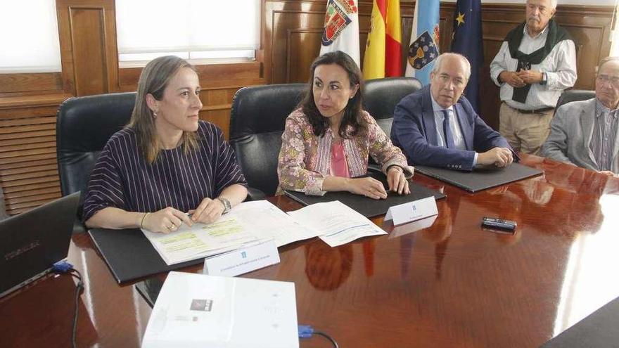 La conselleira Ethel Vázquez y la alcaldesa, María Ramallo, en la presentación de las sendas. // S. Álvarez