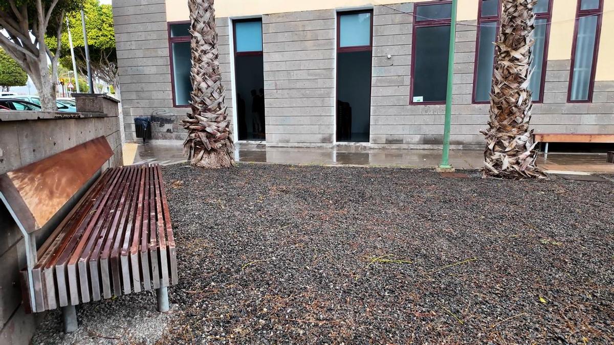 Entradas del velatorio provisional ubicado en la estación de guaguas de Agüimes.