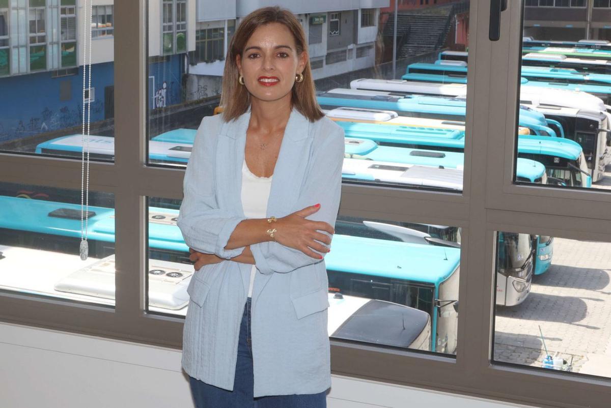 Judit Fontenla, cos buses da actual estación de fondo. |  Iago López/Roller Agencia