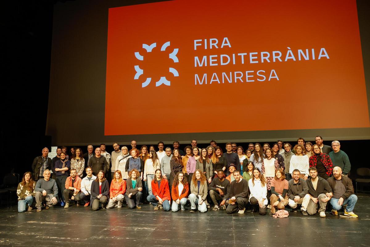 Fotografia de grup dels artistes de l'Obrador d'arrel, avui a l'escenari del Teatre Kursaal de Manresa