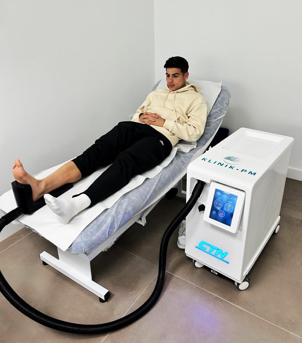 Nico Espinosa se somete a un tratamiento en las instalaciones de Klinik PM para tratar el Aquiles.