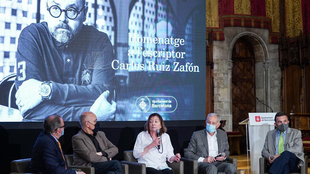Josep Cuní, Sergi Doria, Antonia Kerrigan, Eduardo Mendoza y Sergio Vila-Sanjuán, en el homenaje a Carlos Ruiz Zafón en Barcelona.