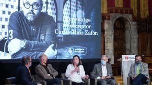 Josep Cuní, Sergi Doria, Antonia Kerrigan, Eduardo Mendoza y Sergio Vila-Sanjuán, en el homenaje a Carlos Ruiz Zafón en Barcelona
