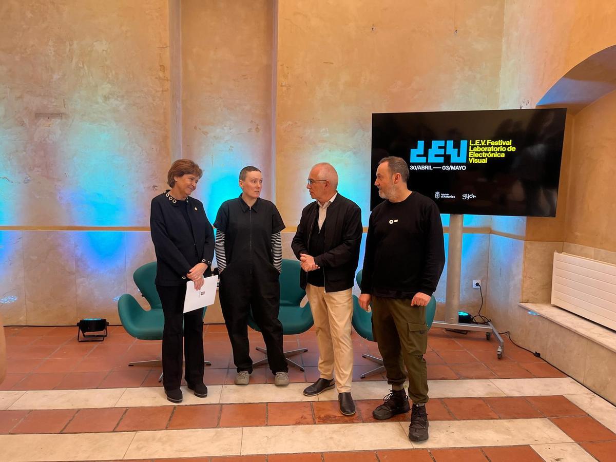 Por la izquierda, Carmen Moriyón, Cristina de Silva, Antón García y Nacho de la Vega, en la presentación del LEV Festival en el Palacio de San Andrés de Cornellana, en Contrueces.