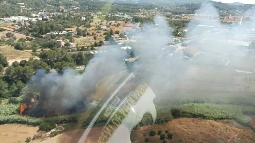 Bomberos de Ibiza sofocan un incendio en una zona de cañas en la entrada de Santa Eulària