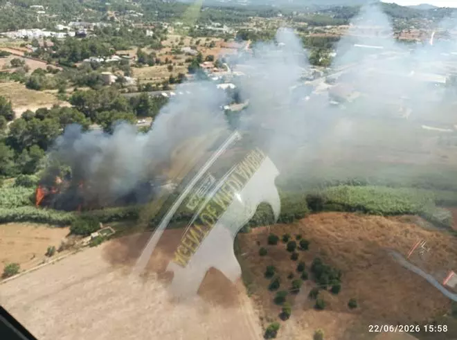 Imágenes del incendio forestal junto a la carretera de Santa Eulària