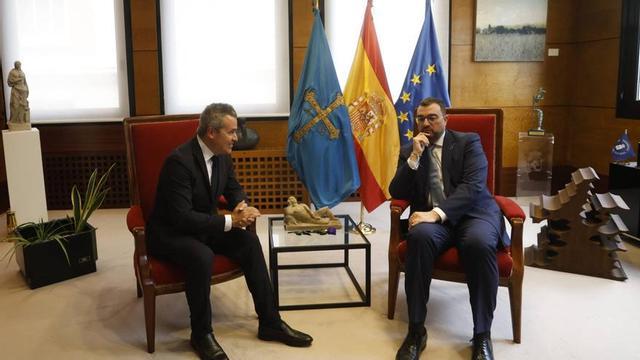 Josep Maria Recasens, a la izquierda, conversando con Adrián Barbón.   | LUISMA MURIAS